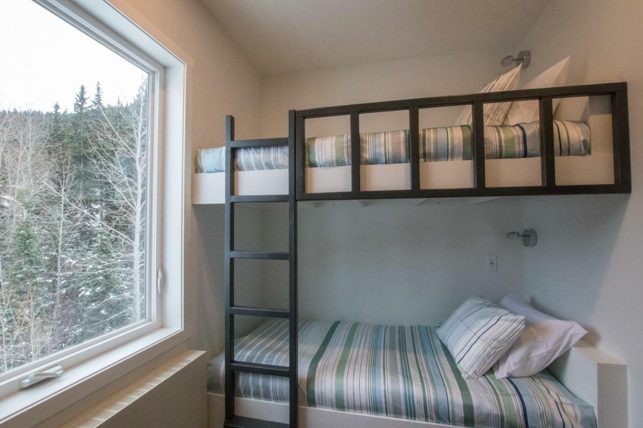 Hotel The Burfield à Sun Peaks Extérieur photo
